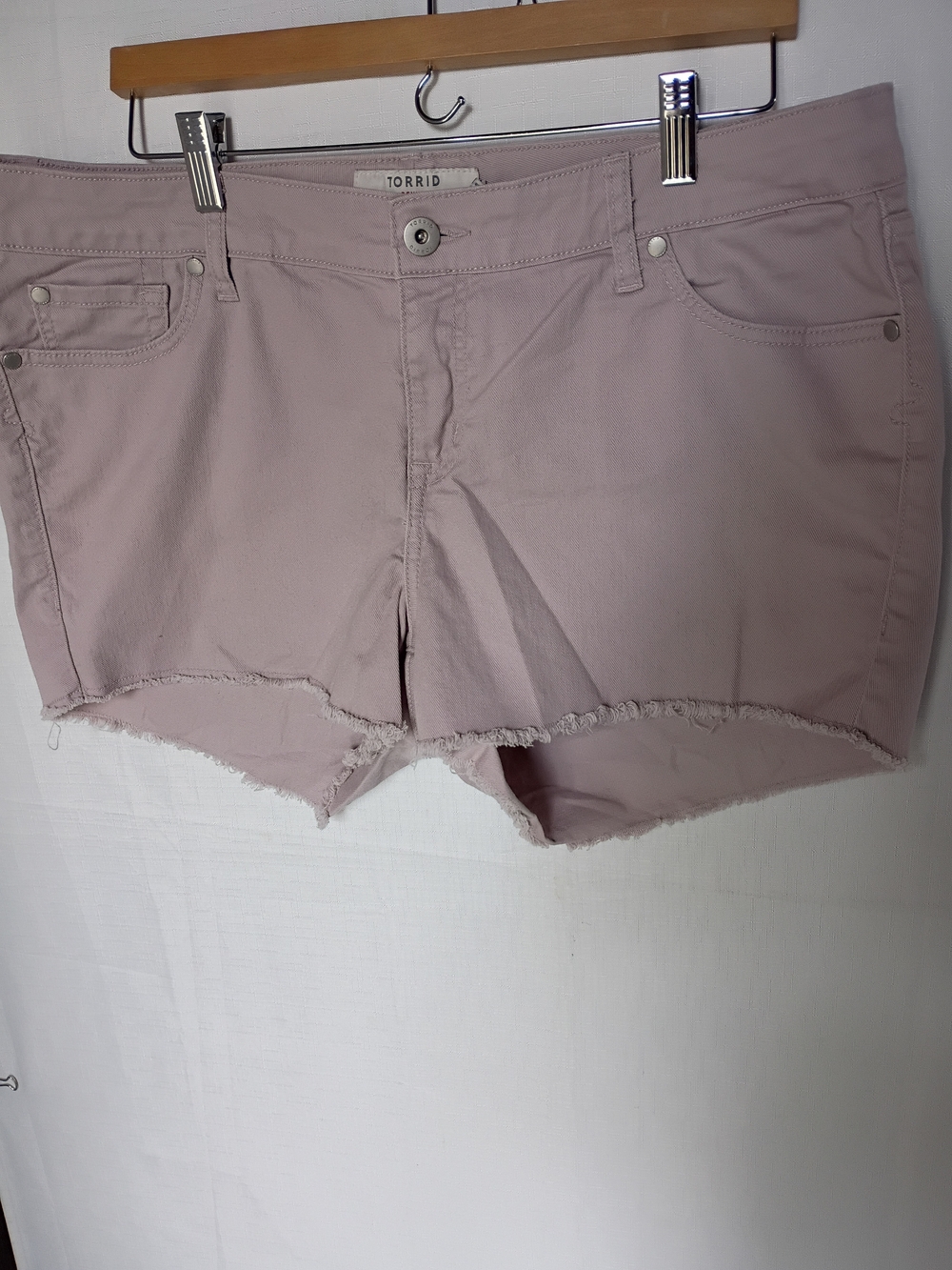 Torrid Women's mauve frayed hem denim cut off shorts Size 14 - Picture 8 of 8